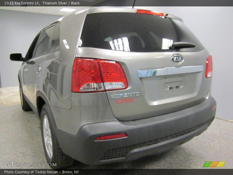 Titanium Silver / Black 2011 Kia Sorento LX