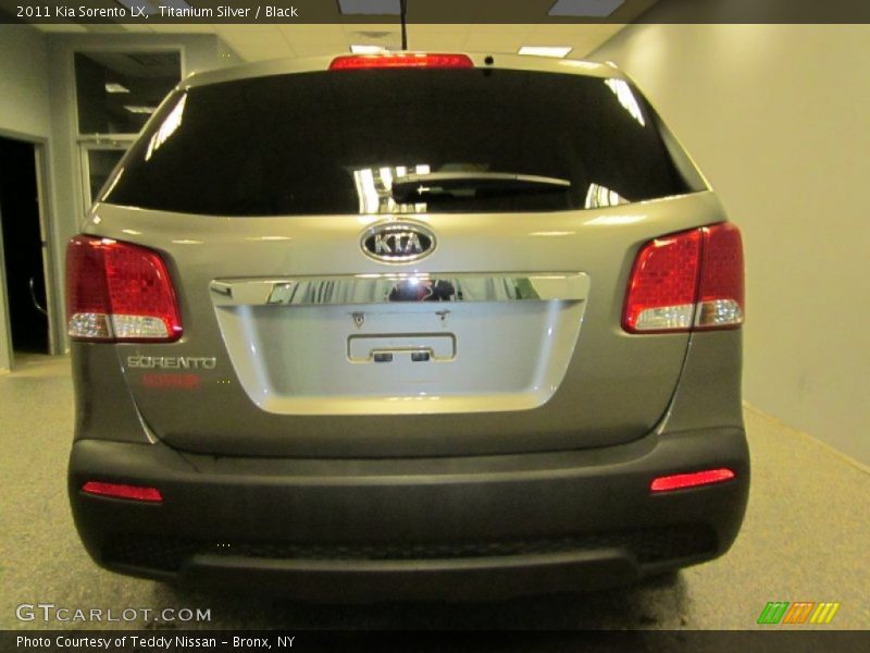 Titanium Silver / Black 2011 Kia Sorento LX