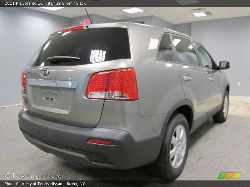 Titanium Silver / Black 2011 Kia Sorento LX