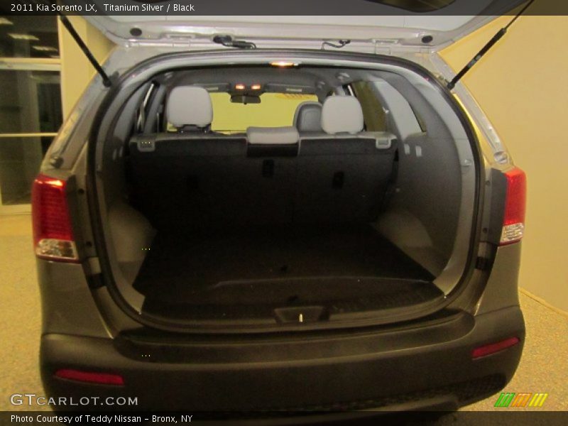 Titanium Silver / Black 2011 Kia Sorento LX