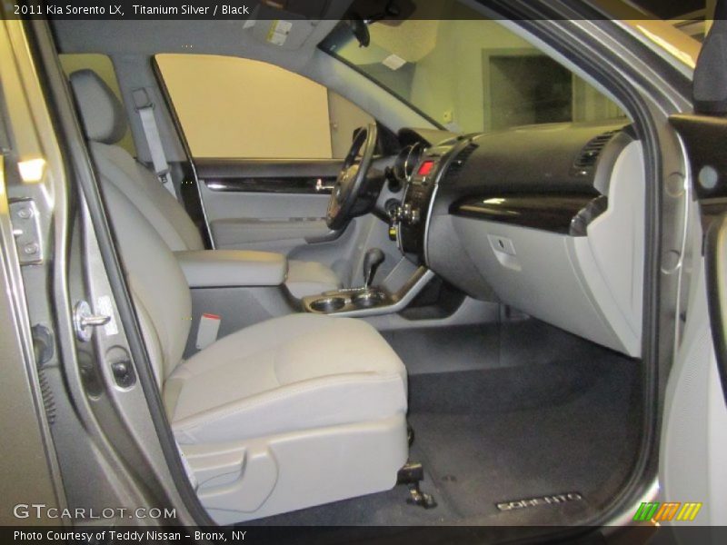 Titanium Silver / Black 2011 Kia Sorento LX