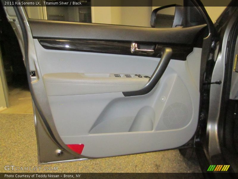 Titanium Silver / Black 2011 Kia Sorento LX