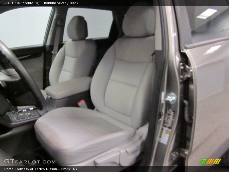 Titanium Silver / Black 2011 Kia Sorento LX