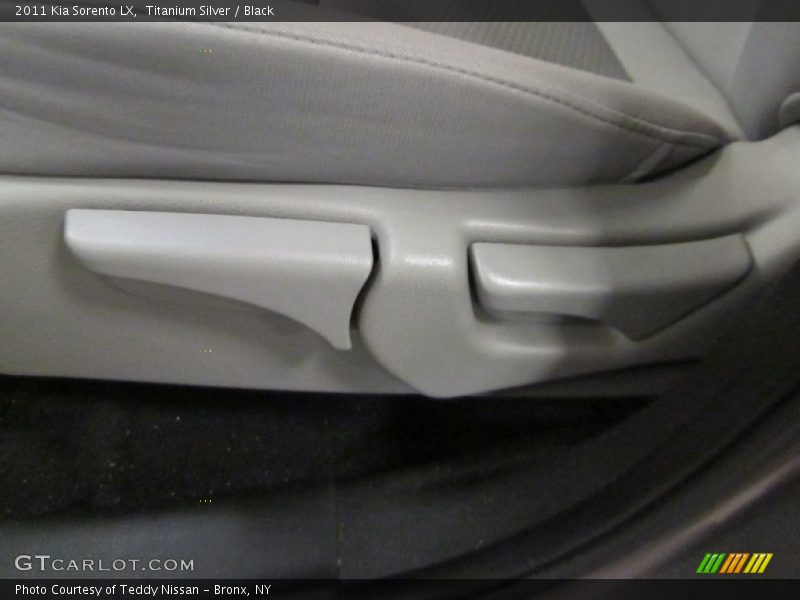 Titanium Silver / Black 2011 Kia Sorento LX