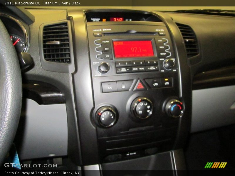 Titanium Silver / Black 2011 Kia Sorento LX