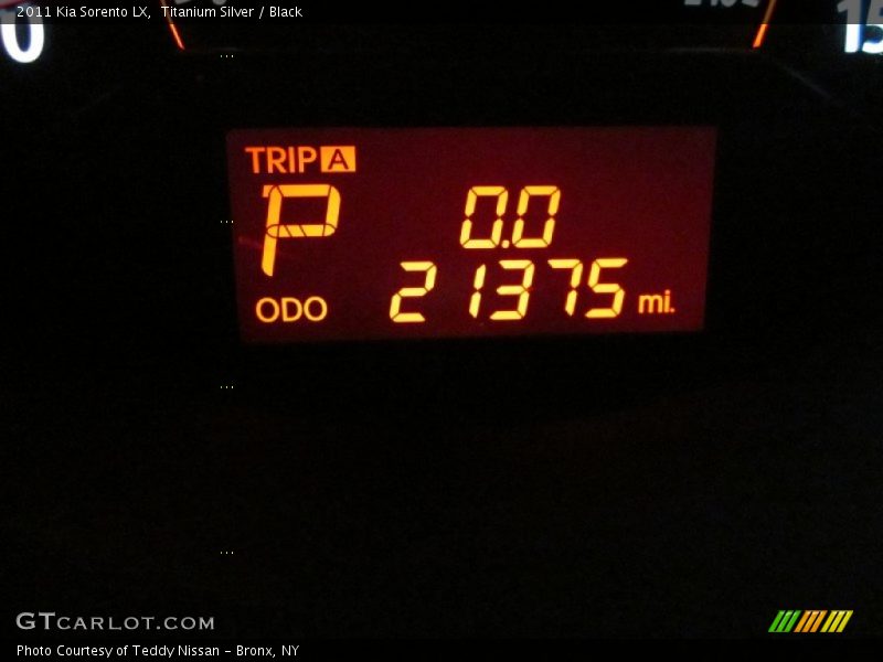 Titanium Silver / Black 2011 Kia Sorento LX
