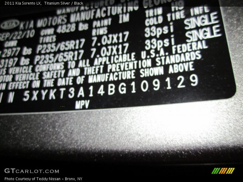 Titanium Silver / Black 2011 Kia Sorento LX