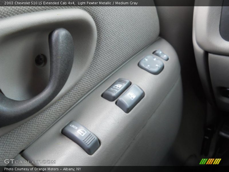Light Pewter Metallic / Medium Gray 2003 Chevrolet S10 LS Extended Cab 4x4