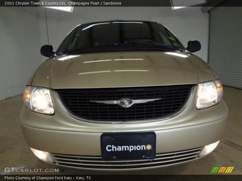 Champagne Pearl / Sandstone 2001 Chrysler Town & Country LXi