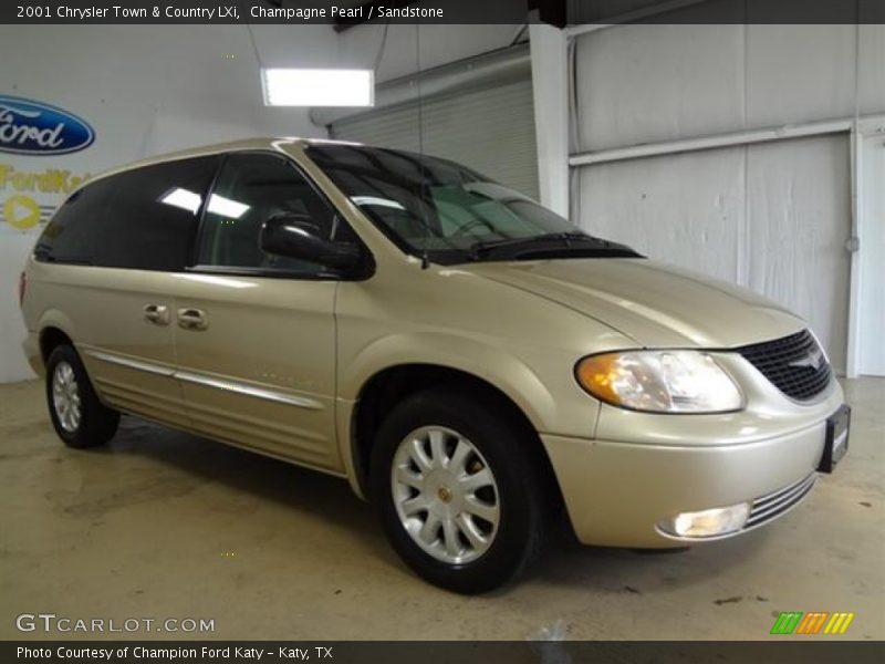 Champagne Pearl / Sandstone 2001 Chrysler Town & Country LXi