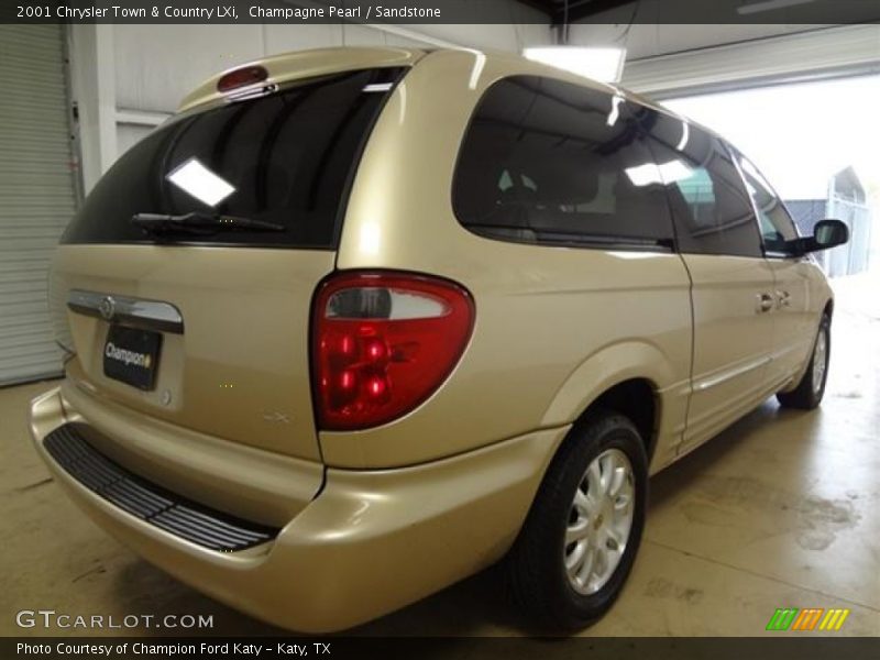 Champagne Pearl / Sandstone 2001 Chrysler Town & Country LXi