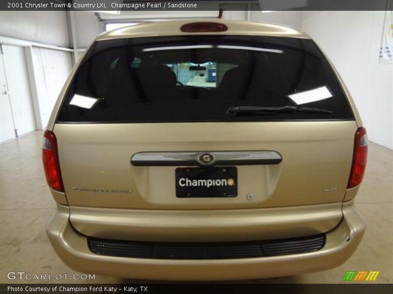 Champagne Pearl / Sandstone 2001 Chrysler Town & Country LXi