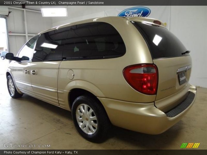Champagne Pearl / Sandstone 2001 Chrysler Town & Country LXi