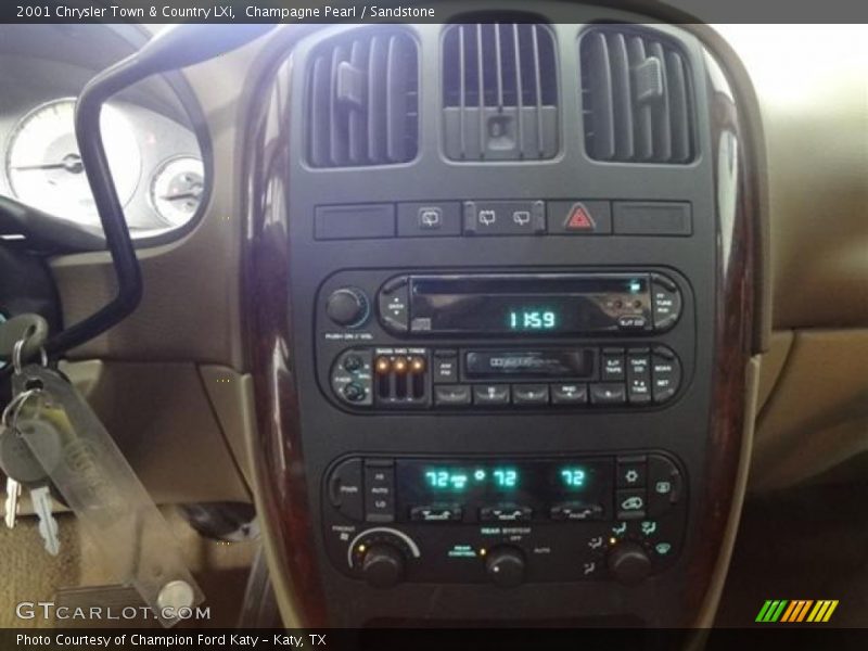 Champagne Pearl / Sandstone 2001 Chrysler Town & Country LXi