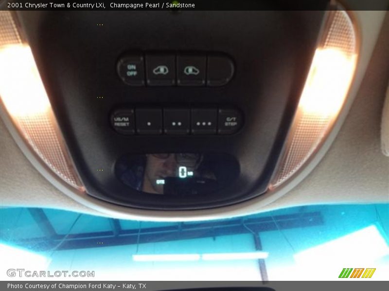 Champagne Pearl / Sandstone 2001 Chrysler Town & Country LXi