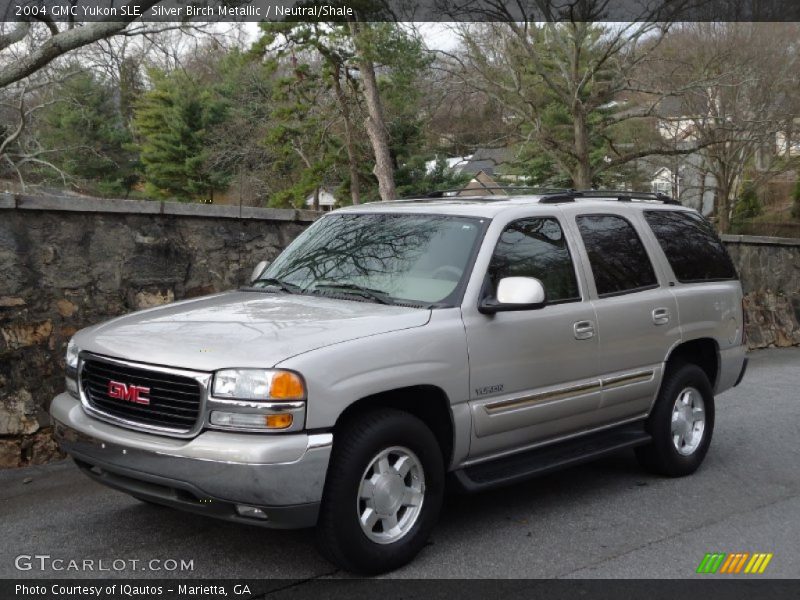 Front 3/4 View of 2004 Yukon SLE