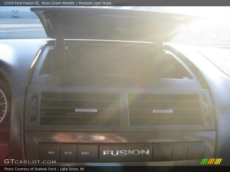Moss Green Metallic / Medium Light Stone 2009 Ford Fusion SE