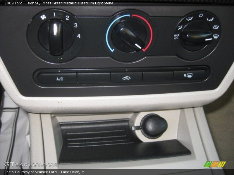 Moss Green Metallic / Medium Light Stone 2009 Ford Fusion SE