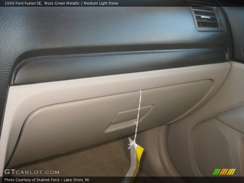 Moss Green Metallic / Medium Light Stone 2009 Ford Fusion SE