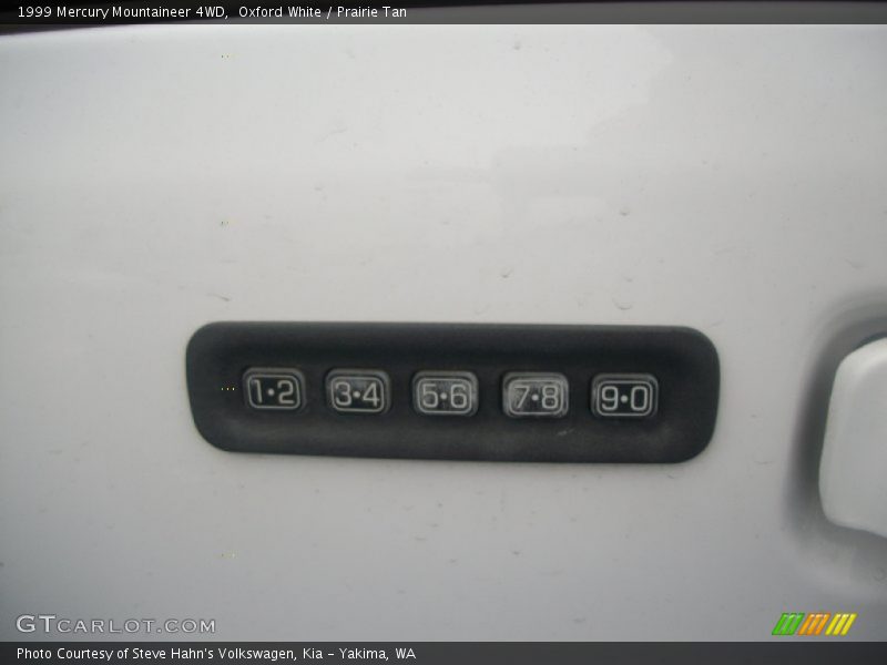 Oxford White / Prairie Tan 1999 Mercury Mountaineer 4WD