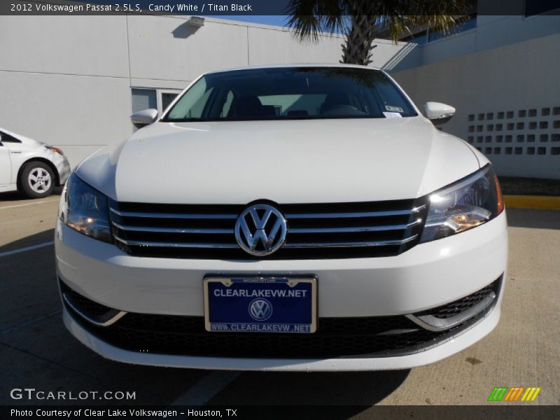Candy White / Titan Black 2012 Volkswagen Passat 2.5L S