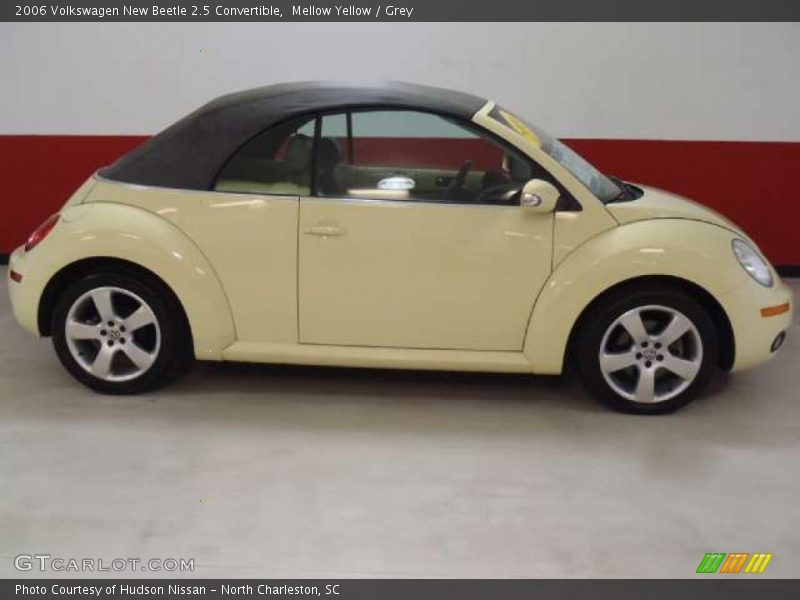 Mellow Yellow / Grey 2006 Volkswagen New Beetle 2.5 Convertible