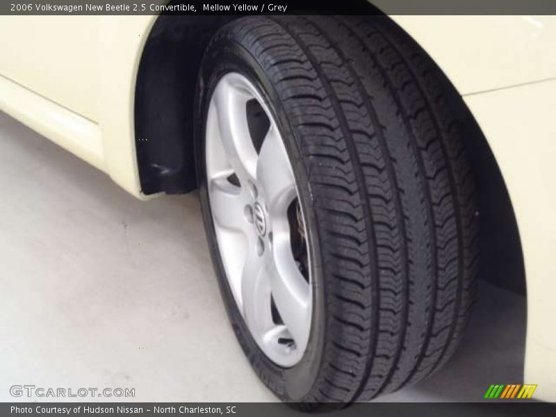 Mellow Yellow / Grey 2006 Volkswagen New Beetle 2.5 Convertible