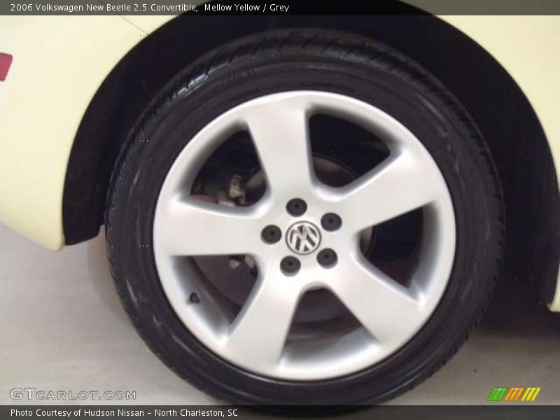Mellow Yellow / Grey 2006 Volkswagen New Beetle 2.5 Convertible