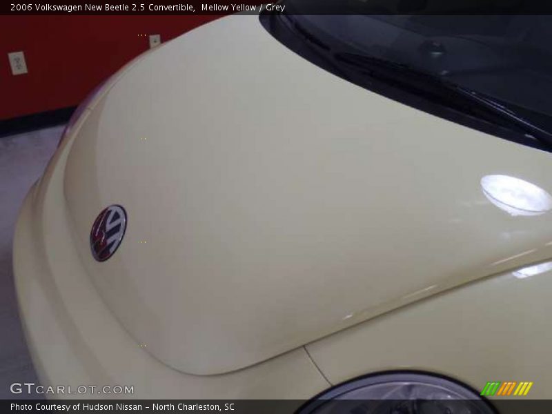 Mellow Yellow / Grey 2006 Volkswagen New Beetle 2.5 Convertible