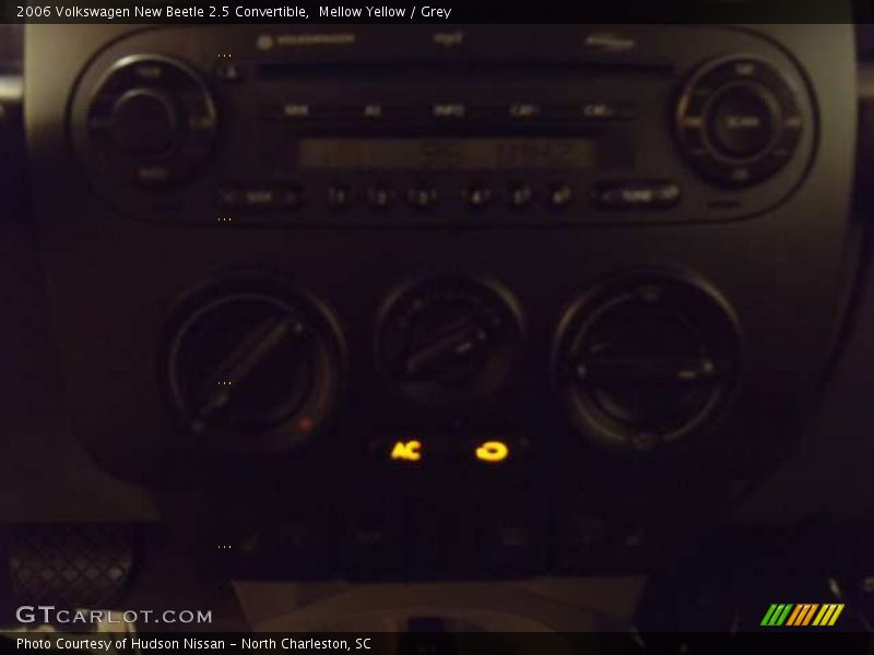 Mellow Yellow / Grey 2006 Volkswagen New Beetle 2.5 Convertible