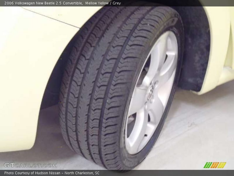 Mellow Yellow / Grey 2006 Volkswagen New Beetle 2.5 Convertible