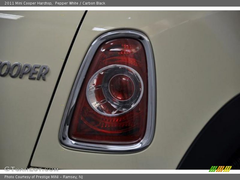 Pepper White / Carbon Black 2011 Mini Cooper Hardtop