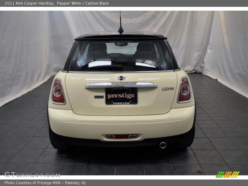 Pepper White / Carbon Black 2011 Mini Cooper Hardtop