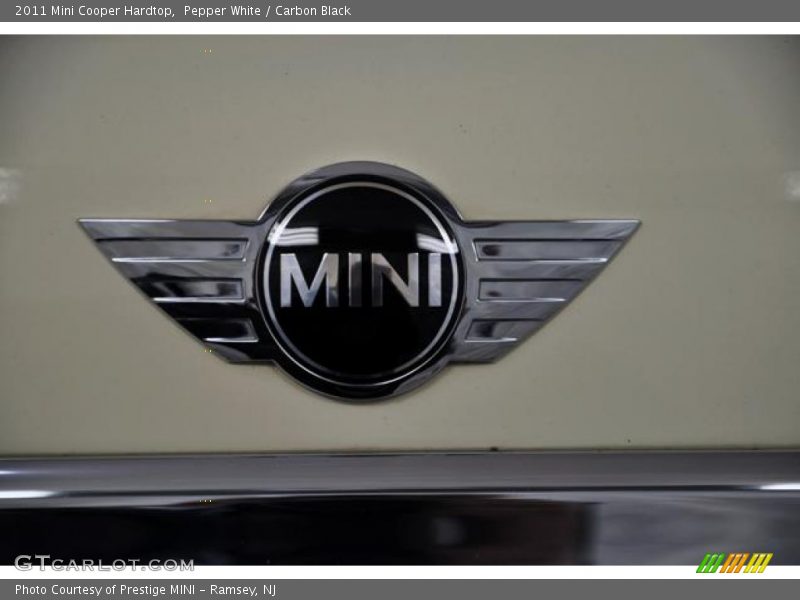 Pepper White / Carbon Black 2011 Mini Cooper Hardtop