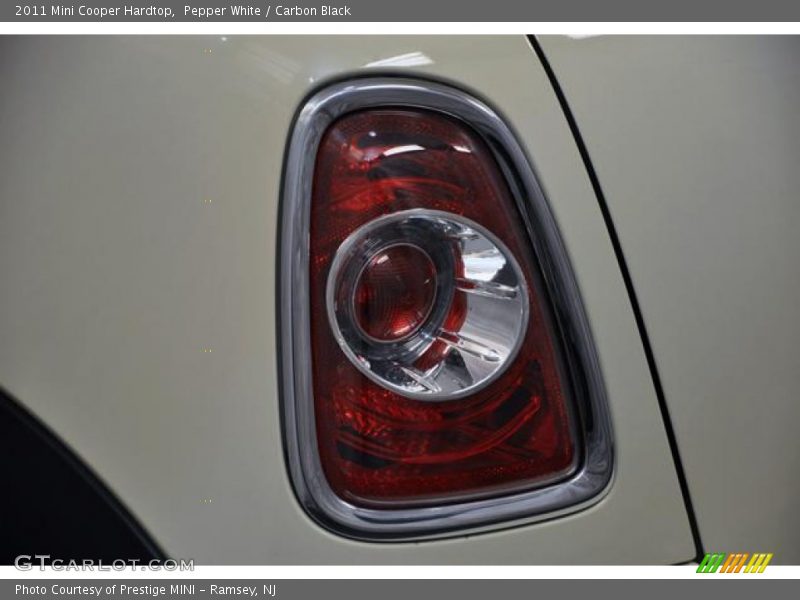 Pepper White / Carbon Black 2011 Mini Cooper Hardtop