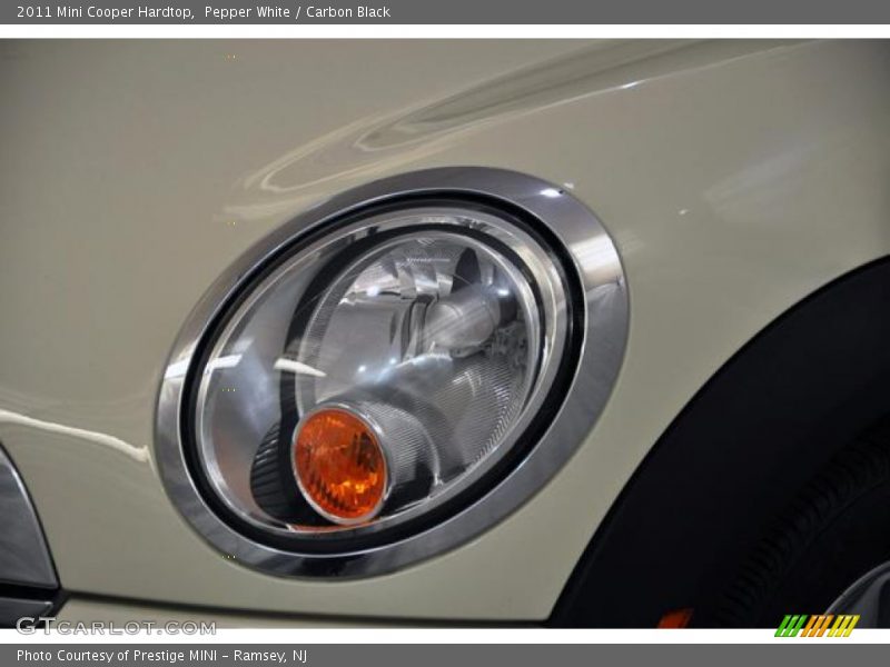 Pepper White / Carbon Black 2011 Mini Cooper Hardtop
