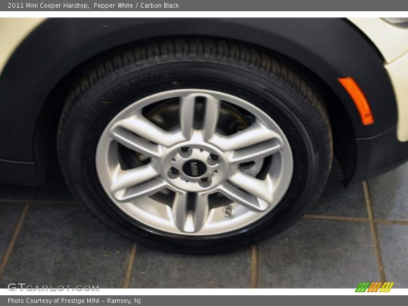 Pepper White / Carbon Black 2011 Mini Cooper Hardtop