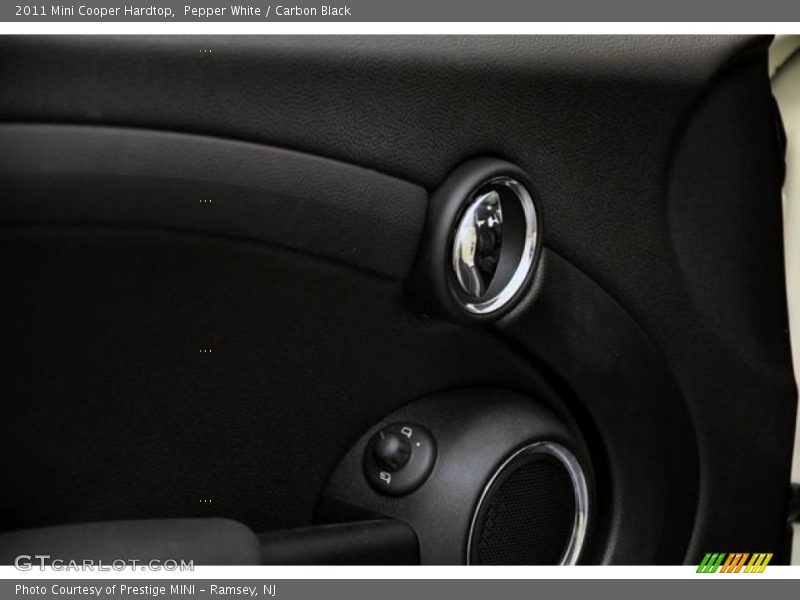 Pepper White / Carbon Black 2011 Mini Cooper Hardtop