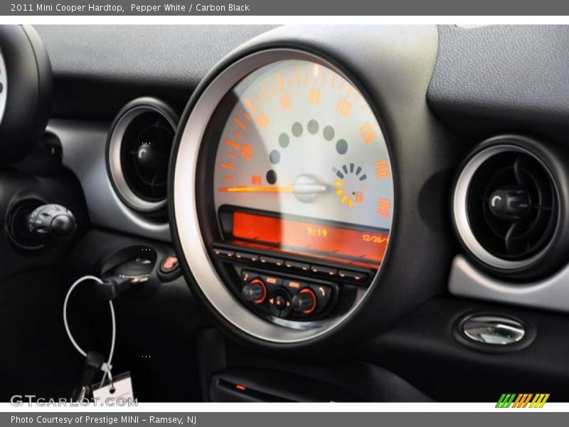 Pepper White / Carbon Black 2011 Mini Cooper Hardtop