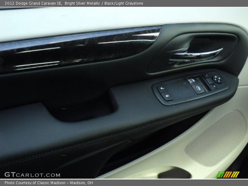 Bright Silver Metallic / Black/Light Graystone 2012 Dodge Grand Caravan SE