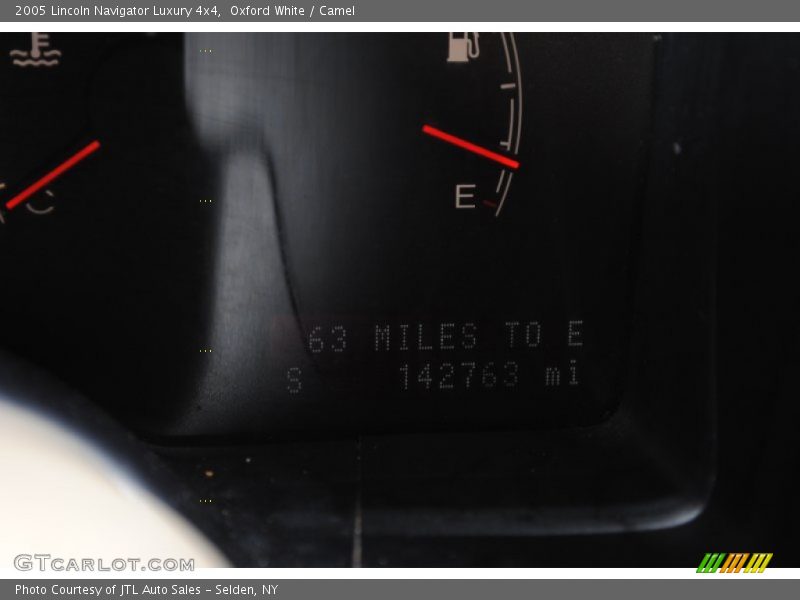 Oxford White / Camel 2005 Lincoln Navigator Luxury 4x4