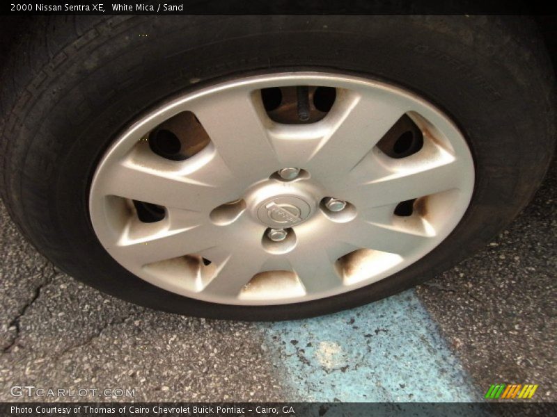 White Mica / Sand 2000 Nissan Sentra XE