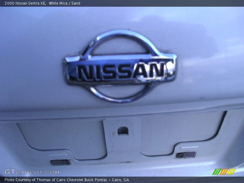 White Mica / Sand 2000 Nissan Sentra XE