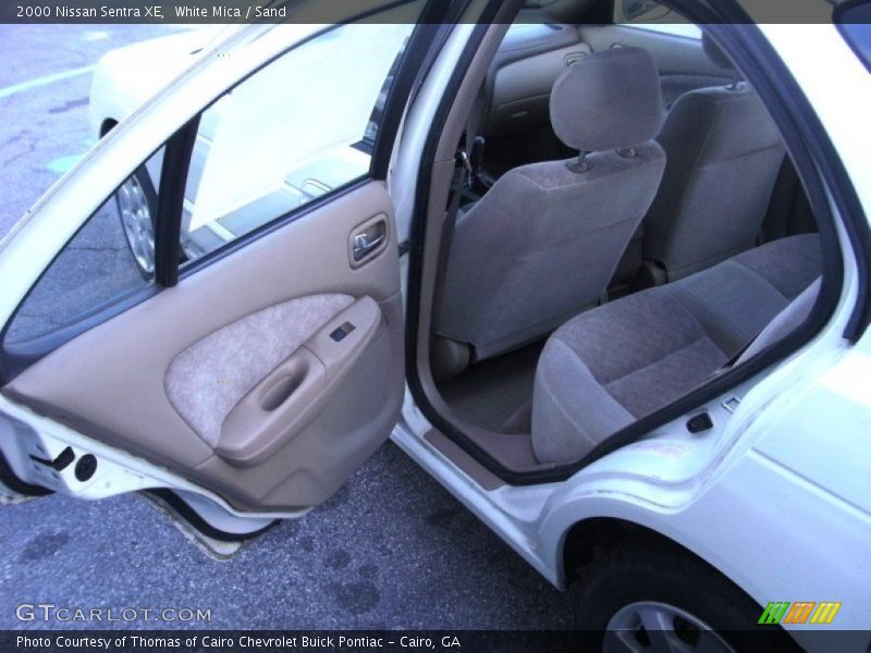 White Mica / Sand 2000 Nissan Sentra XE