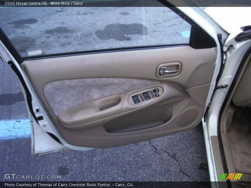 White Mica / Sand 2000 Nissan Sentra XE