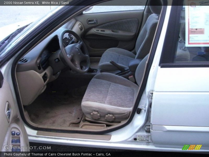 White Mica / Sand 2000 Nissan Sentra XE