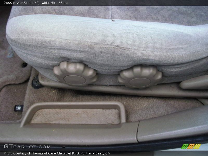 White Mica / Sand 2000 Nissan Sentra XE