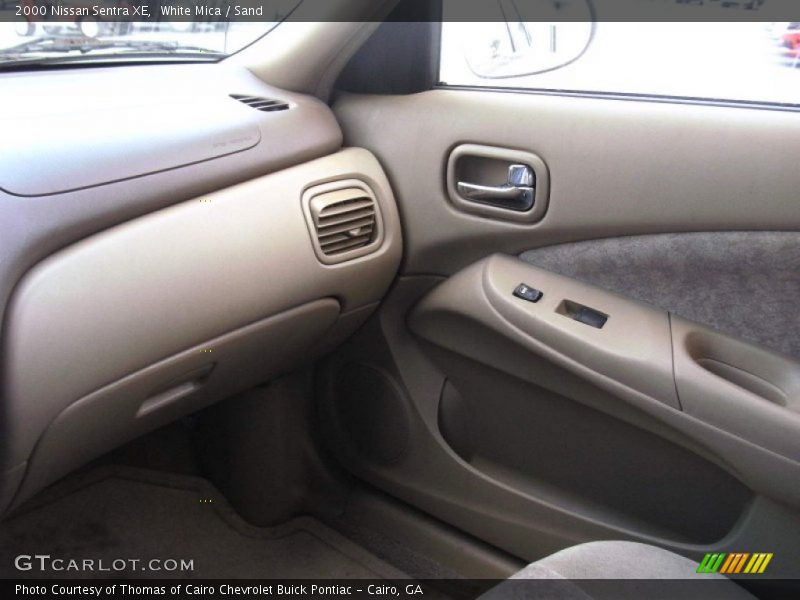 White Mica / Sand 2000 Nissan Sentra XE