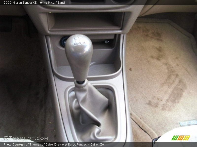 White Mica / Sand 2000 Nissan Sentra XE