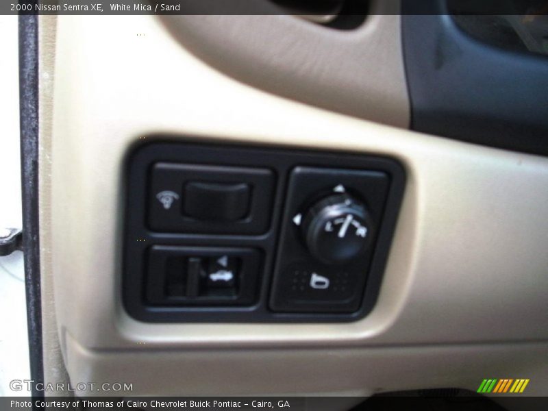 White Mica / Sand 2000 Nissan Sentra XE